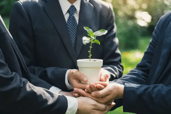 empleados colaborando para el crecimiento de una planta y la reducción de residuos