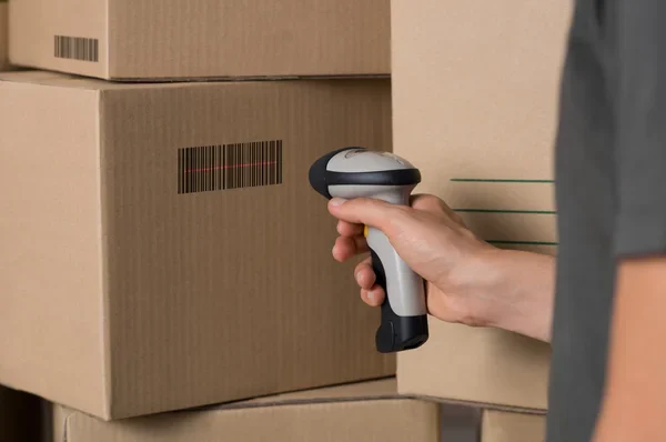 lector de código de barras siendo utilizado para escanear el código de una caja