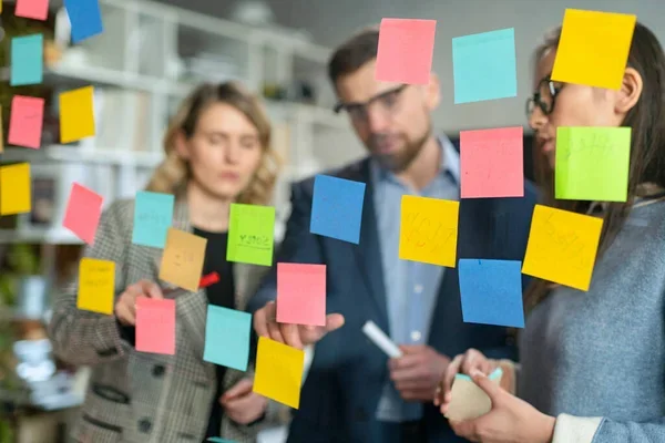 equipo de trabajo aportando ideas y jefe escuchando cada una de ellas, siguiendo las directrices del liderazgo empresarial