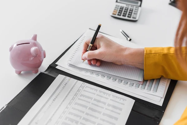mujer midiendo los costos y gastos de su empresa, calibrando sus gastos para reducirlos