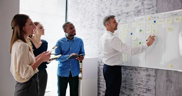 empleados trabajando en conjunto siguiendo una de las metodologías ágiles