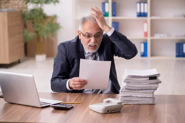 hombre sorprendido y preocupado al ver que los registros del inventario no coinciden con el inventario físico