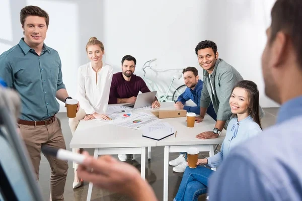jefe hablando con sus colaboradores, denotando una correcta comunicación organizacional
