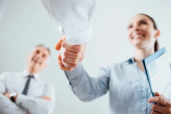 gerenta dando la mano a nuevo talento que ha sido atraído por la implementación de prácticas de marketing verde