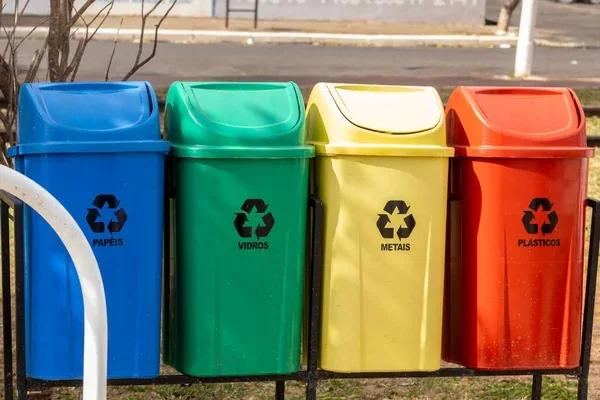 contenedores de basura correctamente identificados y separados para una eficiente gestión de residuos sólidos