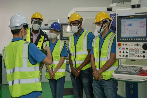 empleados recibiendo una capacitación sobre la prevención en el uso de las maquinarias, esto para complementarlo con el mantenimiento correctivo