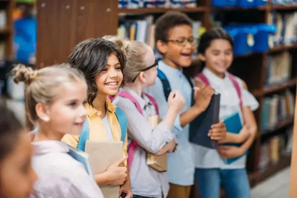 niños cargando libros escuchando el por que las naciones unidas declararon el 24 de enero como el día internacional de la educación