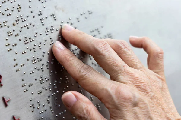mano en primer plano leyendo en Braille