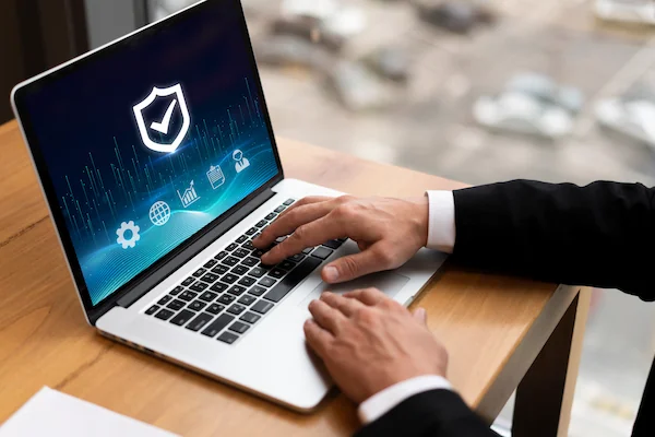 laptop mostrando un símbolo que hace referencia a la protección de datos