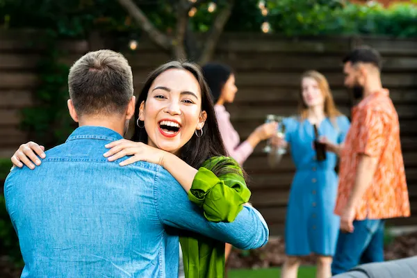 amigos celebrando el día internacional del agradecimiento juntos, el 11 de enero
