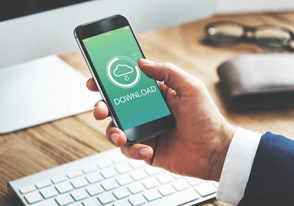 celular siendo actualizado para mantener la privacidad de datos
