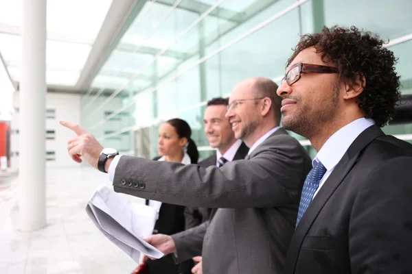 lider empresarial guiando a su equipo de trabajo mediante la implementación de indicadores de productividad