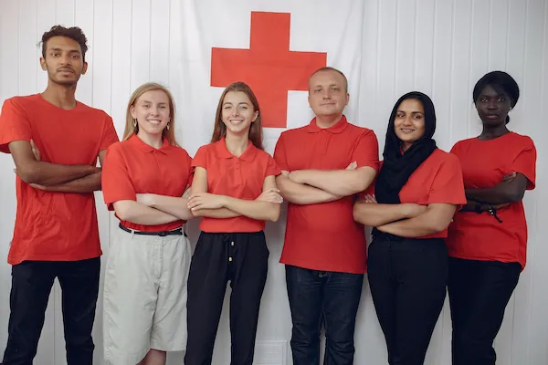voluntarios de la cruz roja haciendo servicio durante el 27 de febrero