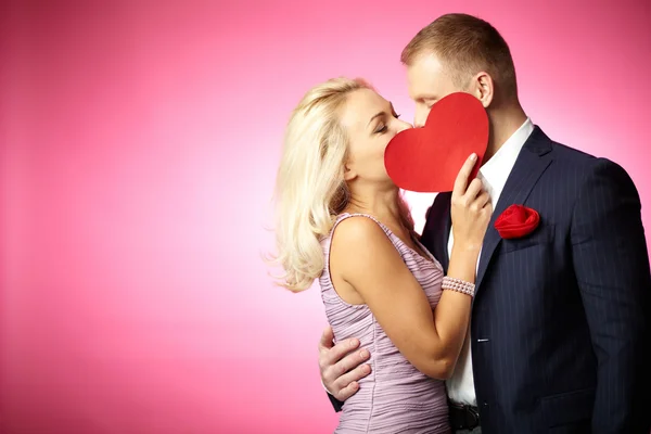 pareja feliz celebrando el día de san Valentín juntos