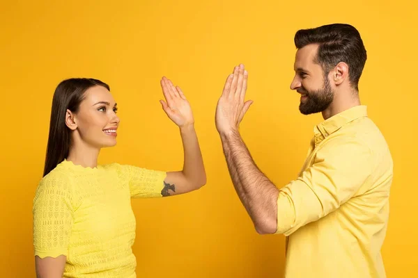 pareja felicitándose de manera mutua como parte de la celebración por el día internacional de la felicidad