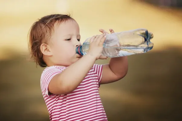 niño tomando agua