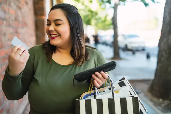 consumidora realizando compras durante el día mundial de los derechos del consumidor