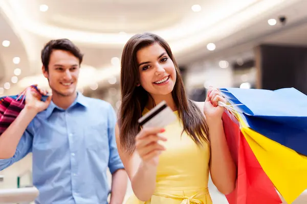 pareja realizando compras durante el día mundial de los derechos del consumidor