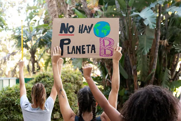 jóvenes protestando de manera pacífica en contra del calentamiento global