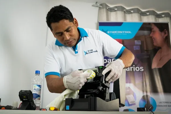 técnico especializado realizando el mantenimiento a una impresoras de etiquetas