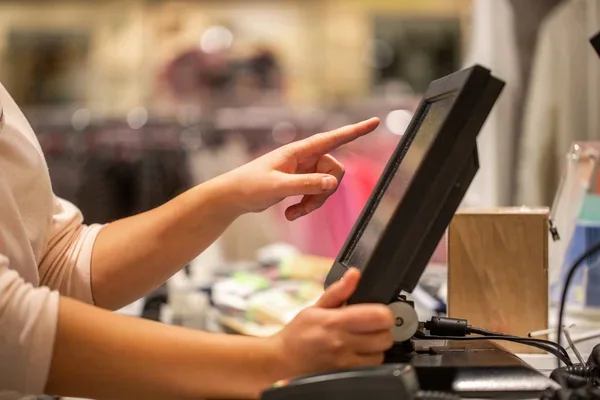 mujer operando un POS All in One para cerrar una transacción en un supermercado