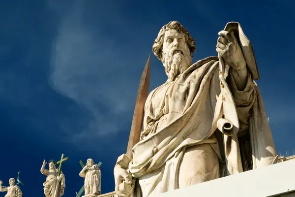 Estatua del Apóstol Pablo delante de la Basílica de San Pedro