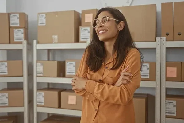 mujer feliz por tener su inventario bien etiquetado